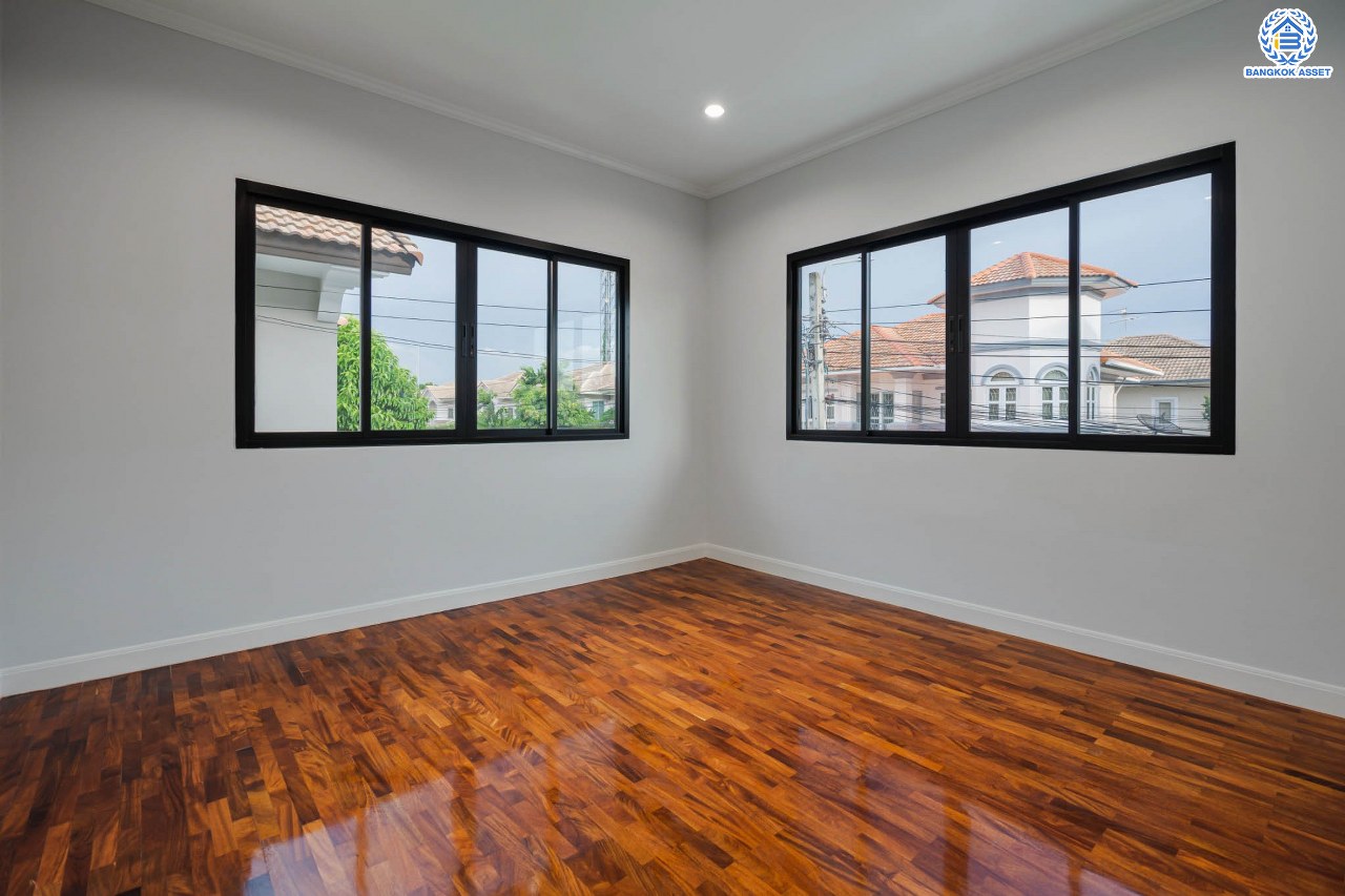 บ้านมือสองตกแต่งใหม่ ม.ภัสสร7 รัตนาธิเบศร์ พื้นที่กว้างกว่า 58.9 ตร.ว. รองรับทุกความสุข ฟังก์ชัน 3 ห้องนอน 3 ห้องน้ำ 2 ห้องอเนกประสงค์ จอดรถได้ 2 คัน บนทำเลเดินทางสะดวก ติดถนนใหญ่ ใกล้รถไฟฟ้า "สถานีบางพลู" เพียง 400 ม.